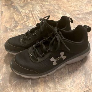 Under Armour Boys shoe size 6 (Big Kids)